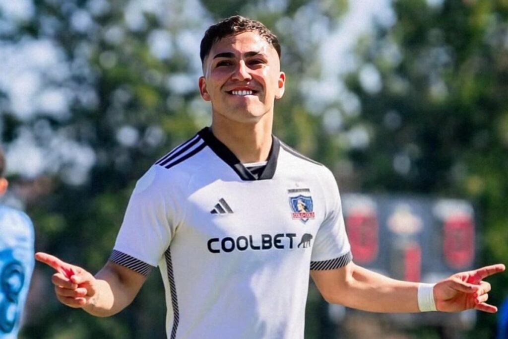 Enzo Riquelme con la camiseta de Colo-Colo.