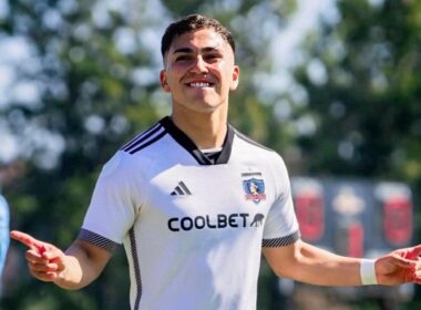 Enzo Riquelme con la camiseta de Colo-Colo.