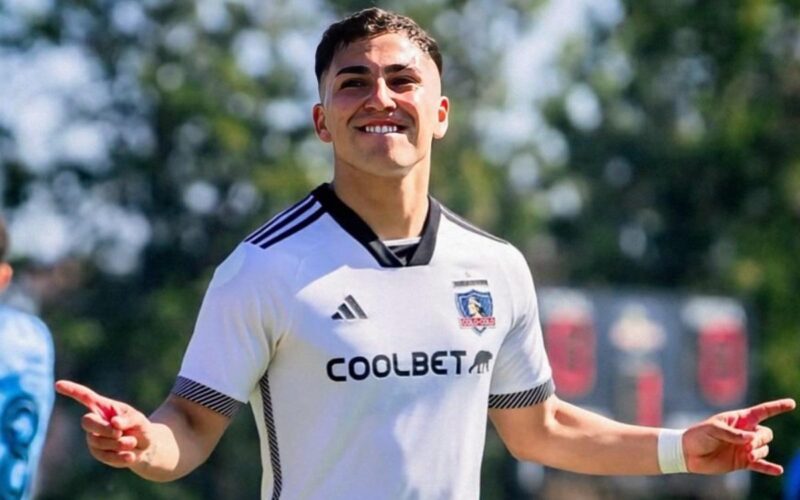 Enzo Riquelme con la camiseta de Colo-Colo.