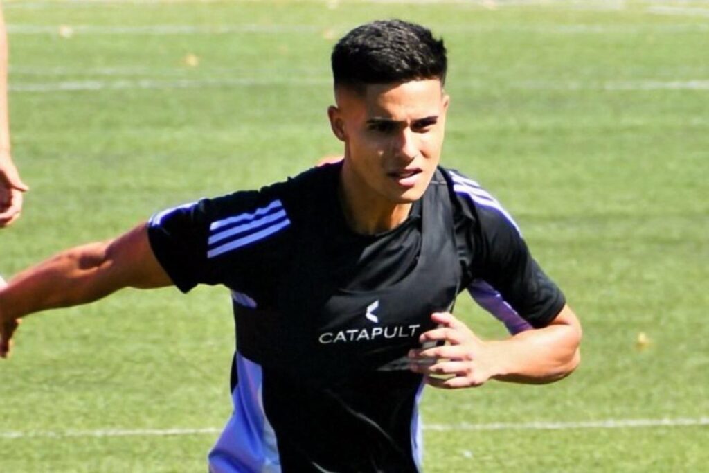 Esteban Barraza entrenando con la camiseta de Colo-Colo.