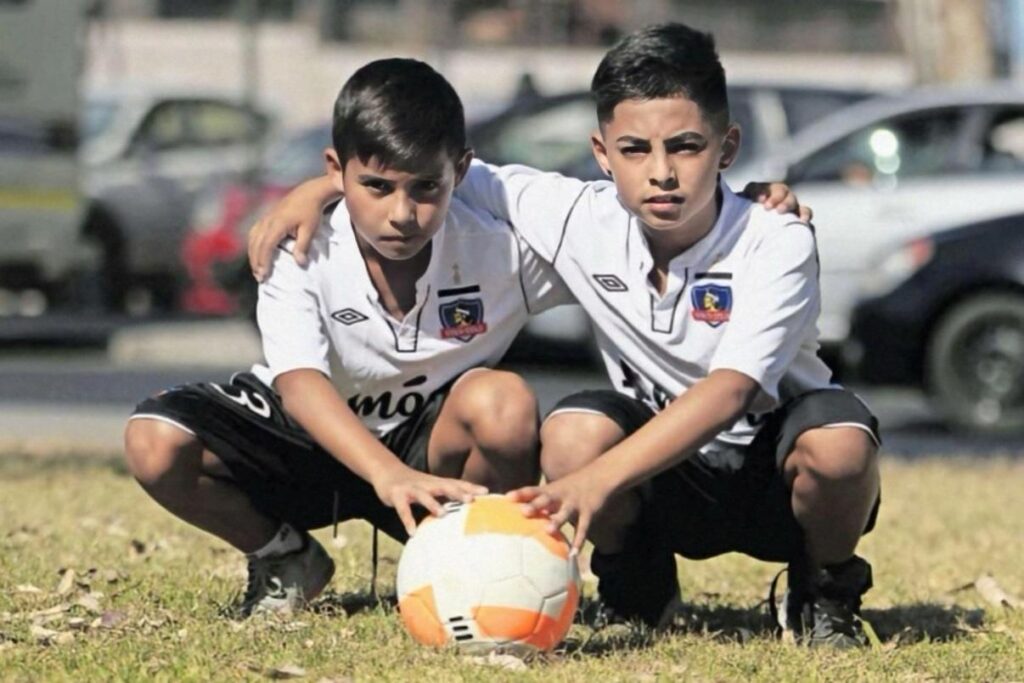 Esteban Barraza y Jordhy Thompson con la camiseta de Colo-Colo.