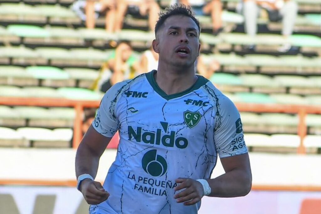 Primer plano de Iván Morales con la camiseta de Sarmiento de Junín.