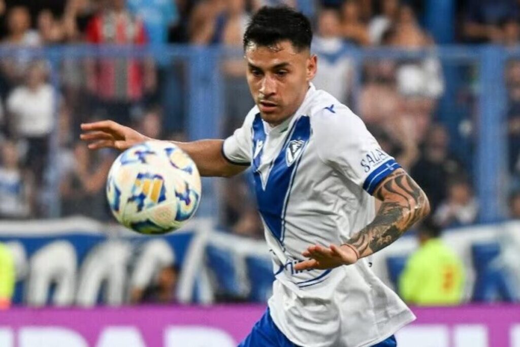 Claudio Baeza jugando un partido por Vélez Sarsfield.