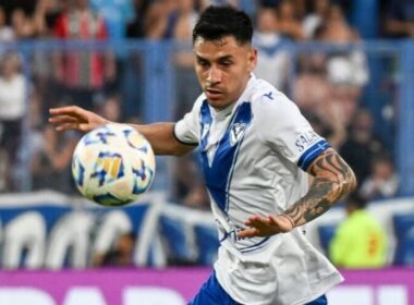 Claudio Baeza jugando un partido por Vélez Sarsfield.