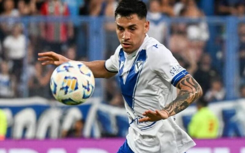 Claudio Baeza jugando un partido por Vélez Sarsfield.