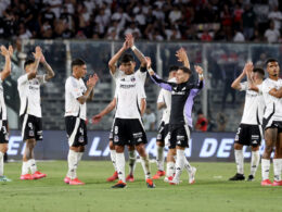 Jugadores de Colo-Colo con los brazos en el aire despidiéndose de los hinchas.