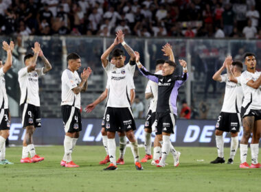 Jugadores de Colo-Colo con los brazos en el aire despidiéndose de los hinchas.