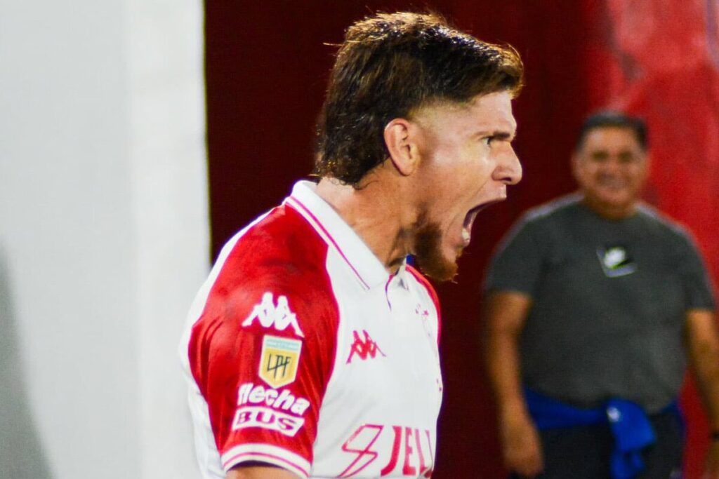 Leonardo Gil celebrando un gol de Huracán.