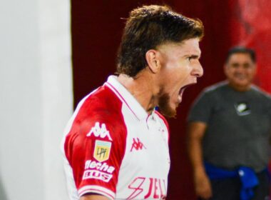 Leonardo Gil celebrando un gol de Huracán.