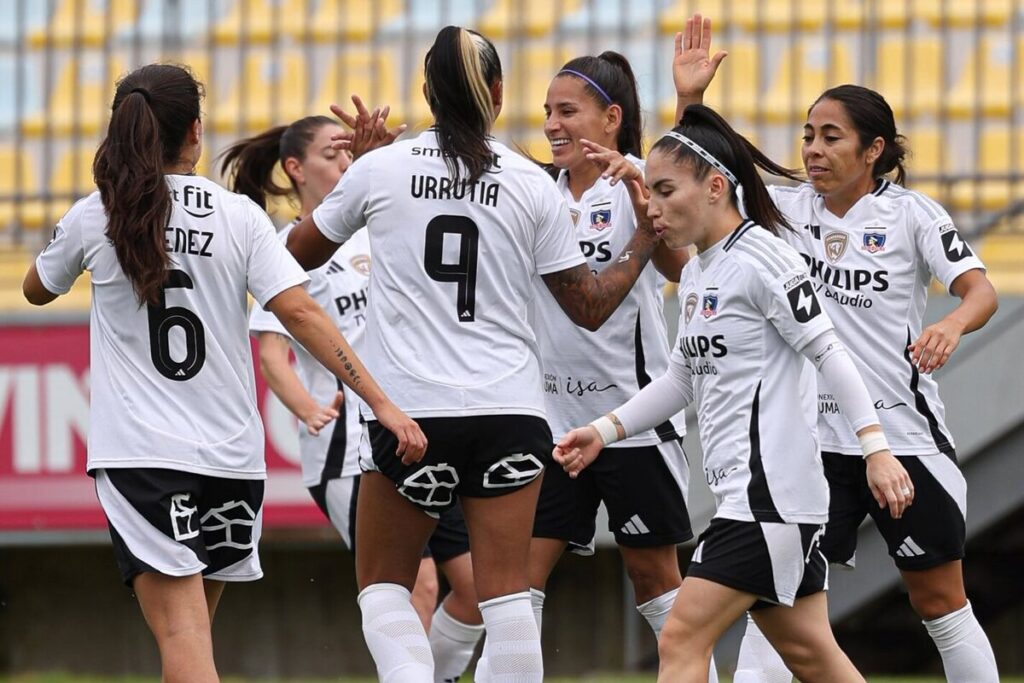 Jugadoras de Colo-Colo Femenino celebrando un gol frente a Everton de Viña del Mar.