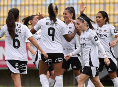 Jugadoras de Colo-Colo Femenino celebrando un gol frente a Everton de Viña del Mar.