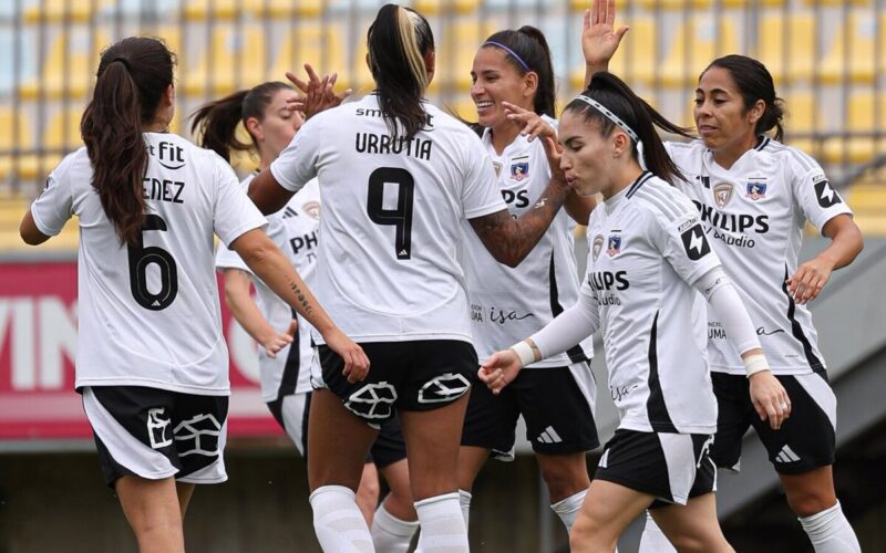 Jugadoras de Colo-Colo Femenino celebrando un gol frente a Everton de Viña del Mar.