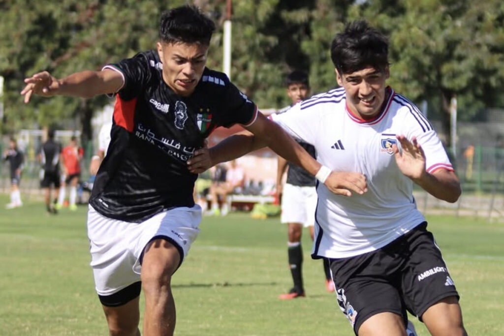 Jugador de Palestino y Colo-Colo disputando un balón en duelo por la Copa Futuro Sub 20 2025.