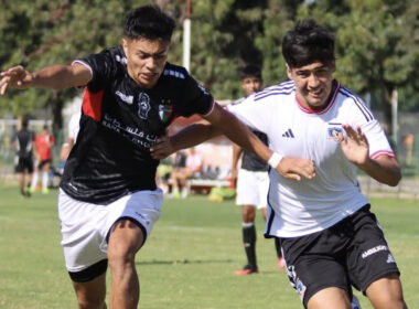 Jugador de Palestino y Colo-Colo disputando un balón en duelo por la Copa Futuro Sub 20 2025.