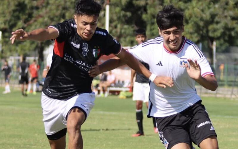 Jugador de Palestino y Colo-Colo disputando un balón en duelo por la Copa Futuro Sub 20 2025.