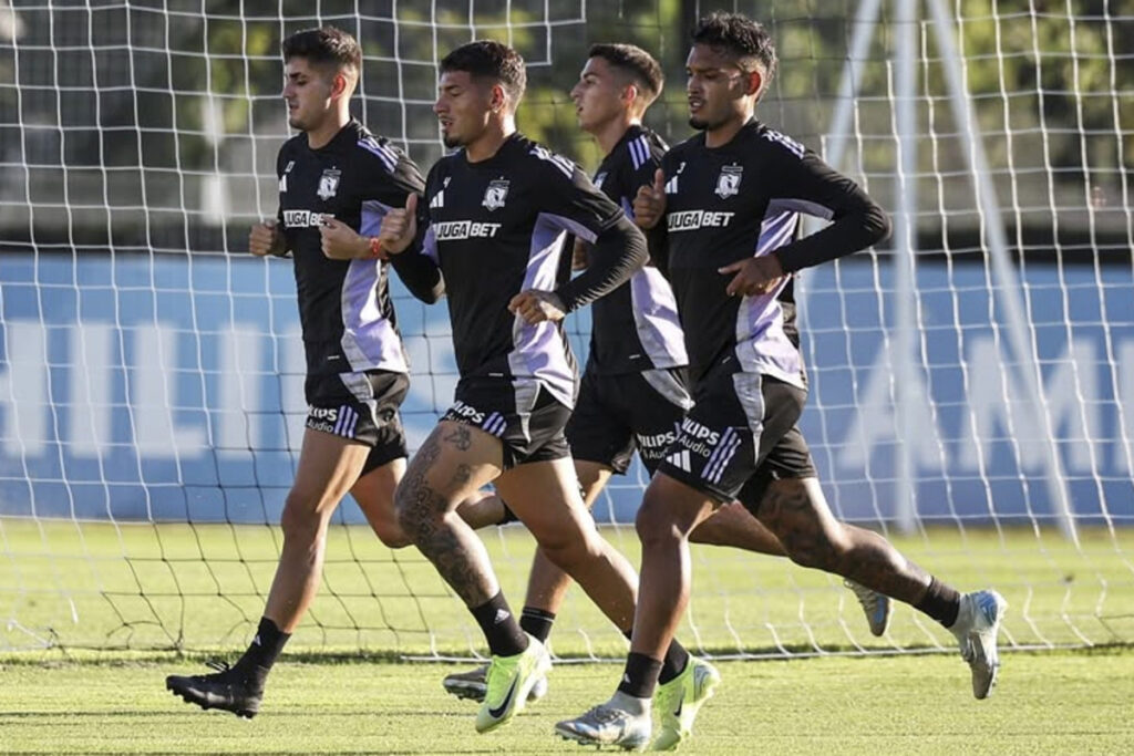 Jugadores de Colo-Colo trotando durante una práctica.