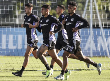 Jugadores de Colo-Colo trotando durante una práctica.