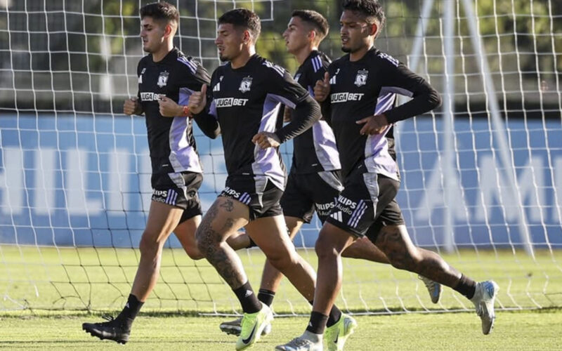 Jugadores de Colo-Colo trotando durante una práctica.