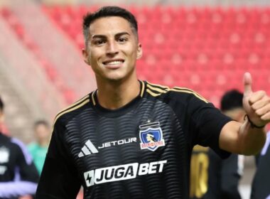 Jonathan Villagra con la camiseta negra de Colo-Colo.