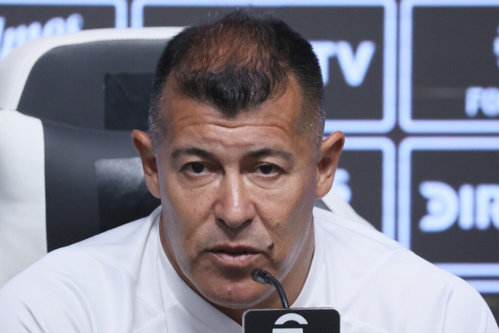 Jorge Almirón en una conferencia de prensa en el Estadio Monumental.