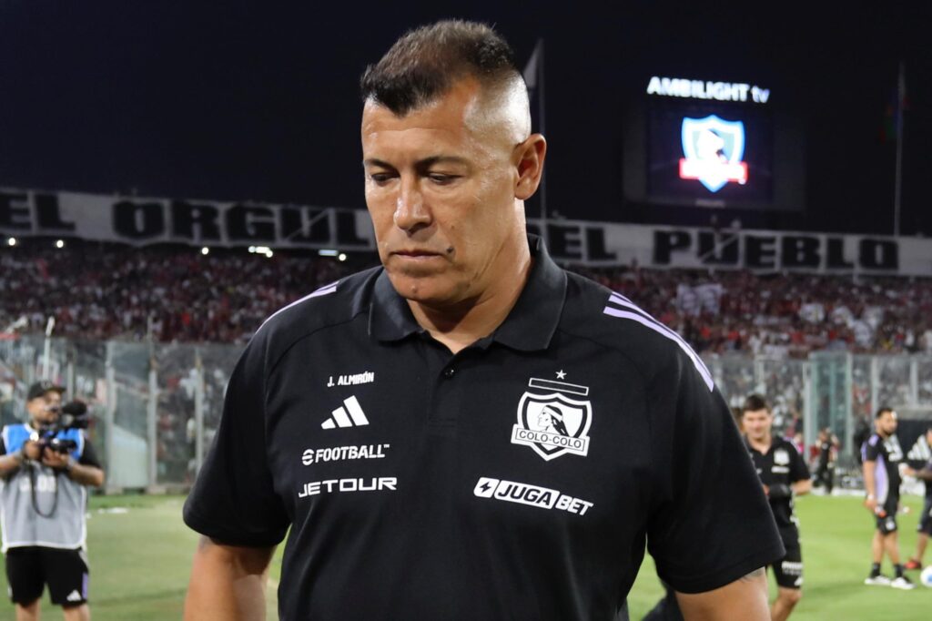 Jorge Almirón con indumentaria de Colo-Colo en el Estadio Monumental.