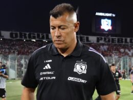 Jorge Almirón con indumentaria de Colo-Colo en el Estadio Monumental.