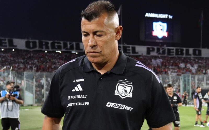 Jorge Almirón con indumentaria de Colo-Colo en el Estadio Monumental.