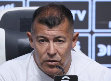 Jorge Almirón en una conferencia de prensa en el Estadio Monumental.