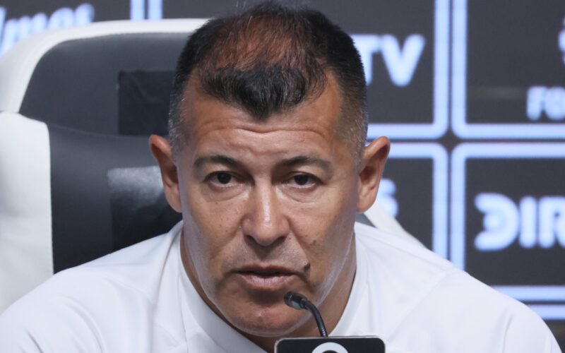 Jorge Almirón en una conferencia de prensa en el Estadio Monumental.