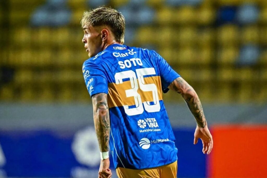 Lucas Soto con la camiseta de Everton de Viña del Mar.