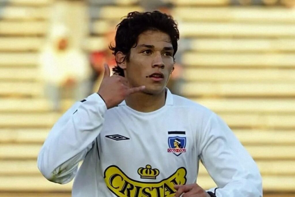 Matías Fernández con la camiseta de Colo-Colo celebrando un gol.