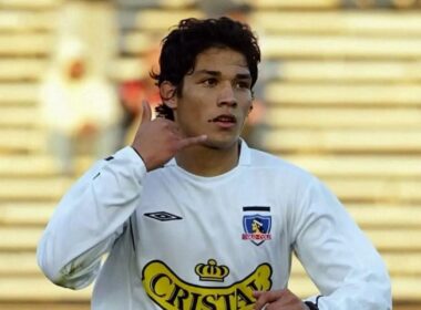 Matías Fernández con la camiseta de Colo-Colo celebrando un gol.