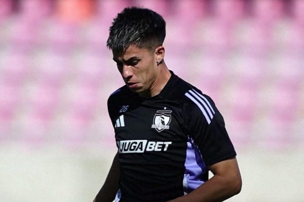 Matías Moya con la camiseta de Colo-Colo en un entrenamiento.