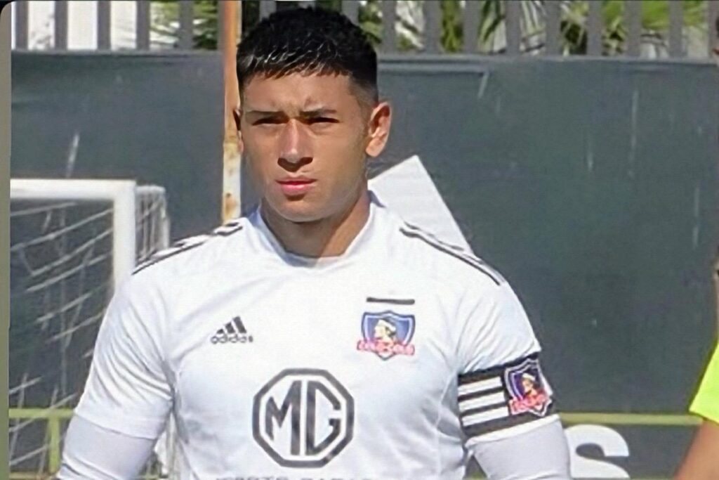 Nicolás Garrido con la camiseta de Colo-Colo.