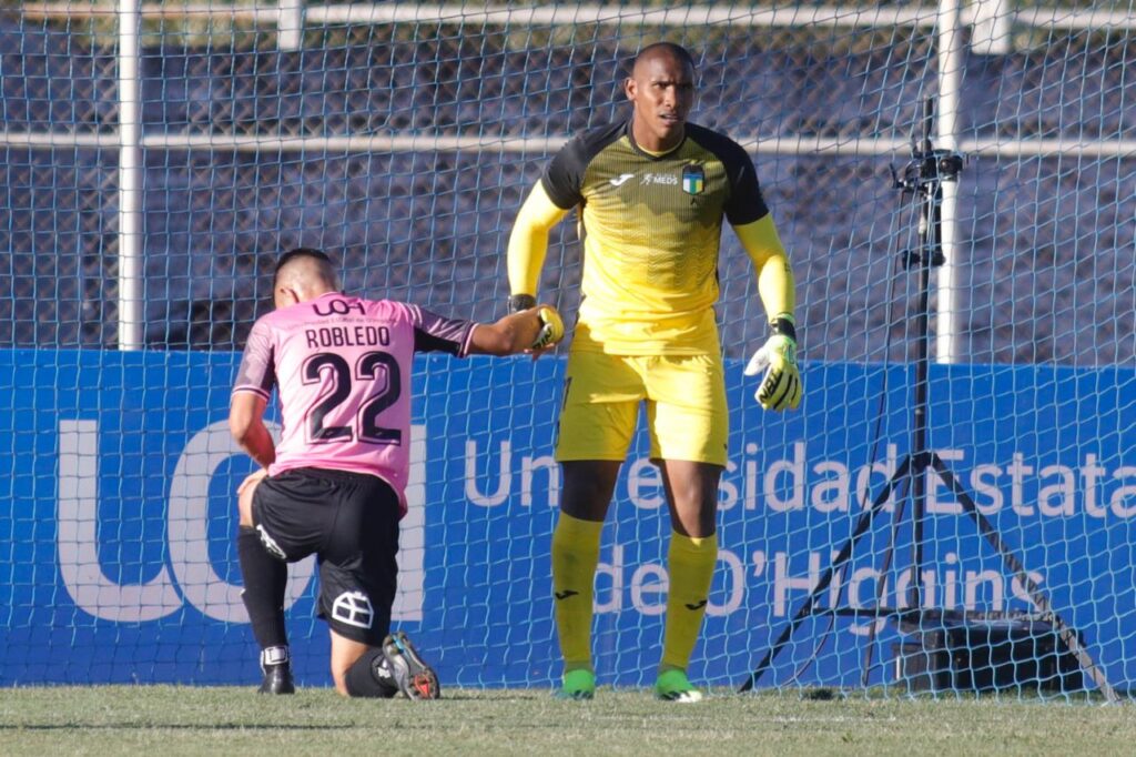 Omar Carabalí con la camiseta de O'Higgins.