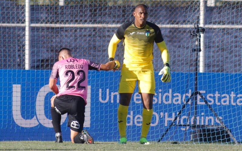 Omar Carabalí con la camiseta de O'Higgins.