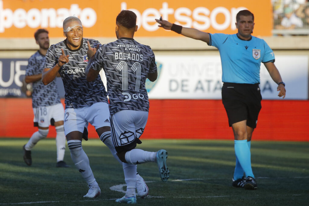 El árbitro Benjamín Saravia en el duelo de Colo-COlo