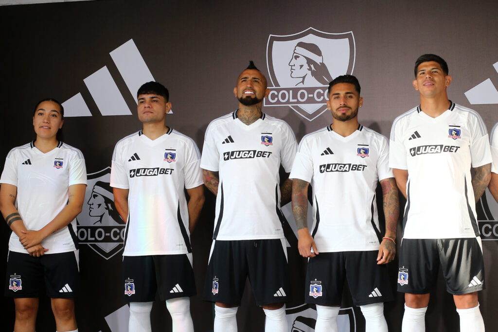 Futbol, Presentacion camiseta de Colo Colo. Colo Colo presentan la camiseta de la para la temporada 2025. Santiago, Chile. 8/1/2023 Javier Salvo/Photosport Football, Colo Colo shirt presentation. Colo Colo presents the jersey for the 2025 season. Santiago, Chile. 8/1/2023 Javier Salvo/Photosport