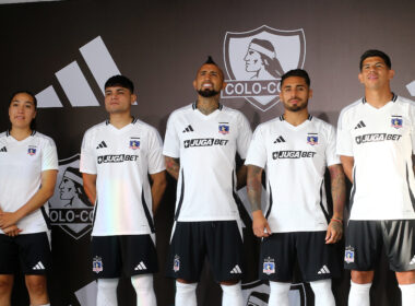 Futbol, Presentacion camiseta de Colo Colo. Colo Colo presentan la camiseta de la para la temporada 2025. Santiago, Chile. 8/1/2023 Javier Salvo/Photosport Football, Colo Colo shirt presentation. Colo Colo presents the jersey for the 2025 season. Santiago, Chile. 8/1/2023 Javier Salvo/Photosport