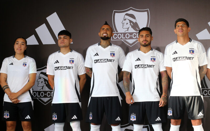 Futbol, Presentacion camiseta de Colo Colo. Colo Colo presentan la camiseta de la para la temporada 2025. Santiago, Chile. 8/1/2023 Javier Salvo/Photosport Football, Colo Colo shirt presentation. Colo Colo presents the jersey for the 2025 season. Santiago, Chile. 8/1/2023 Javier Salvo/Photosport