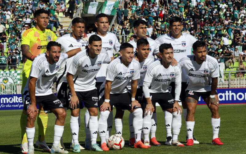 Jugadores de Colo-Colo formados para la foto oficial en el partido frente a Santiago Wanderers.