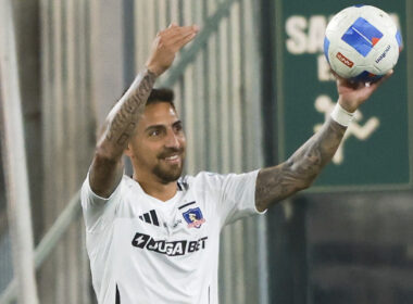 Primer plano de Javier Correa con camiseta de Colo-Colo y una pelota en su mano.