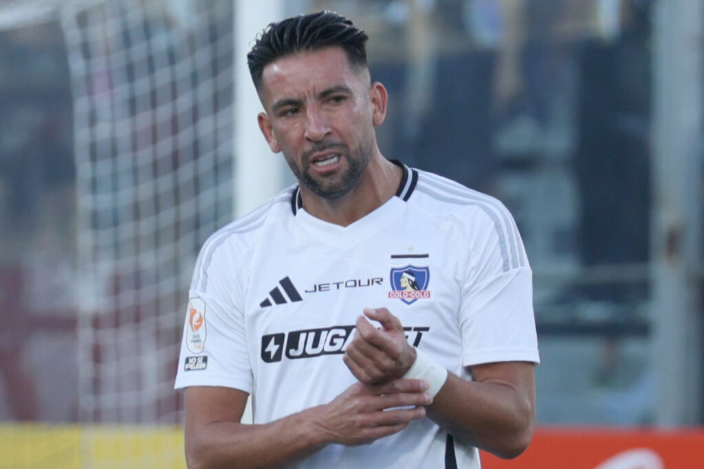 Mauricio Isla con la camiseta de Colo-Colo.