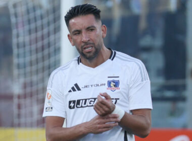 Mauricio Isla con la camiseta de Colo-Colo.