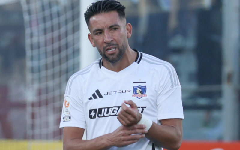 Mauricio Isla con la camiseta de Colo-Colo.