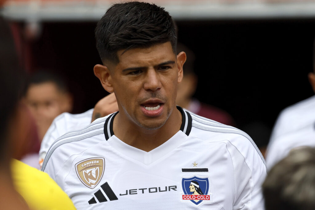 Primer plano de Esteban Pavez con la camiseta de Colo-Colo.