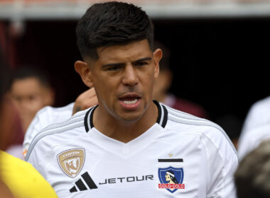 Primer plano de Esteban Pavez con la camiseta de Colo-Colo.