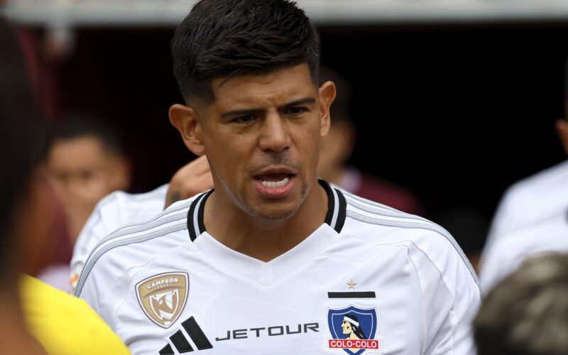 Primer plano de Esteban Pavez con la camiseta de Colo-Colo.