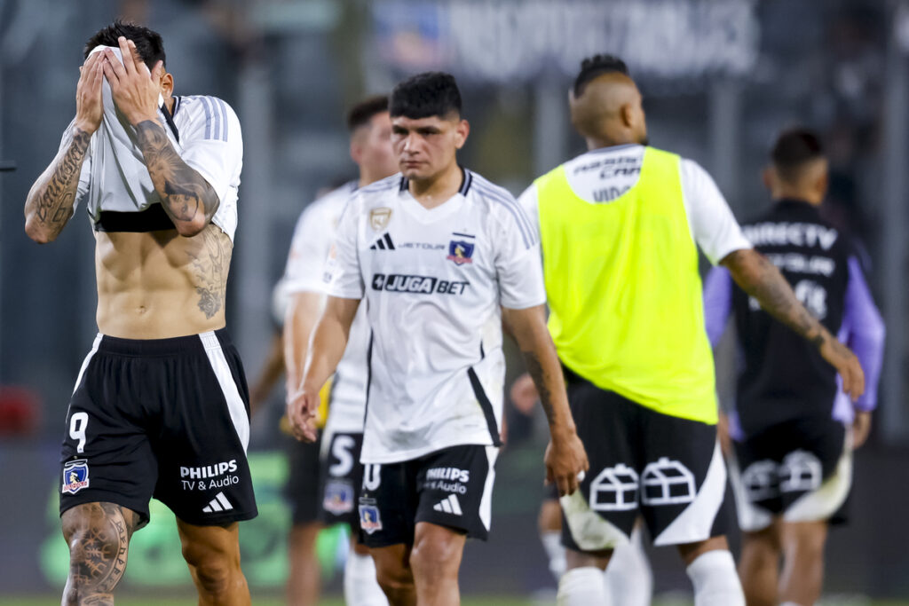 Jugadores de Colo-Colo cabizbajos saliendo de la cancha.