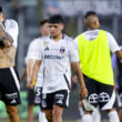 Jugadores de Colo-Colo cabizbajos saliendo de la cancha.